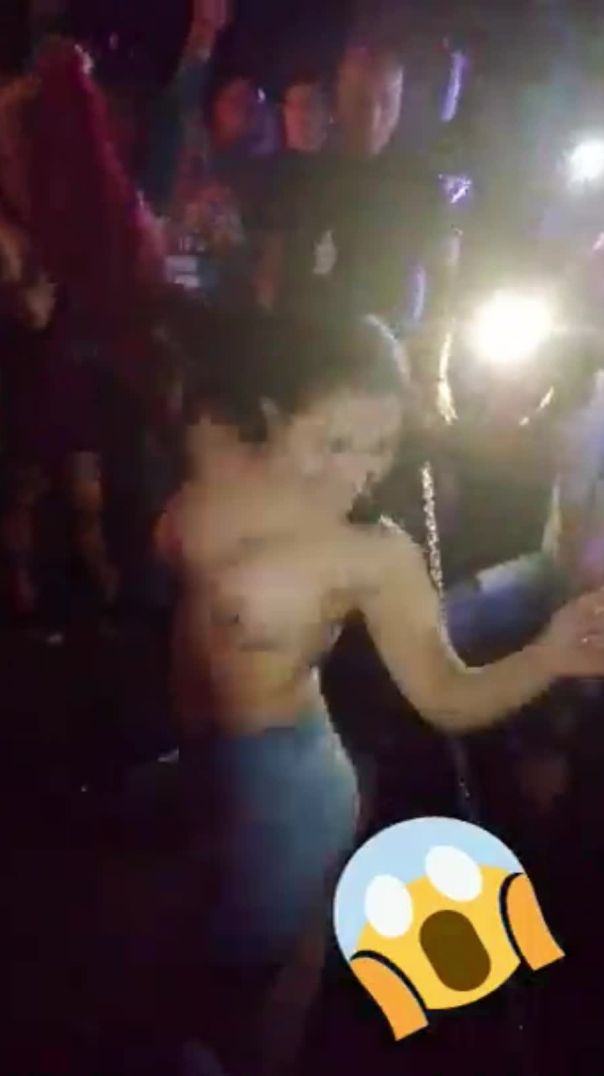 Novinha Requebra Na Festa Com Peitos de Fora