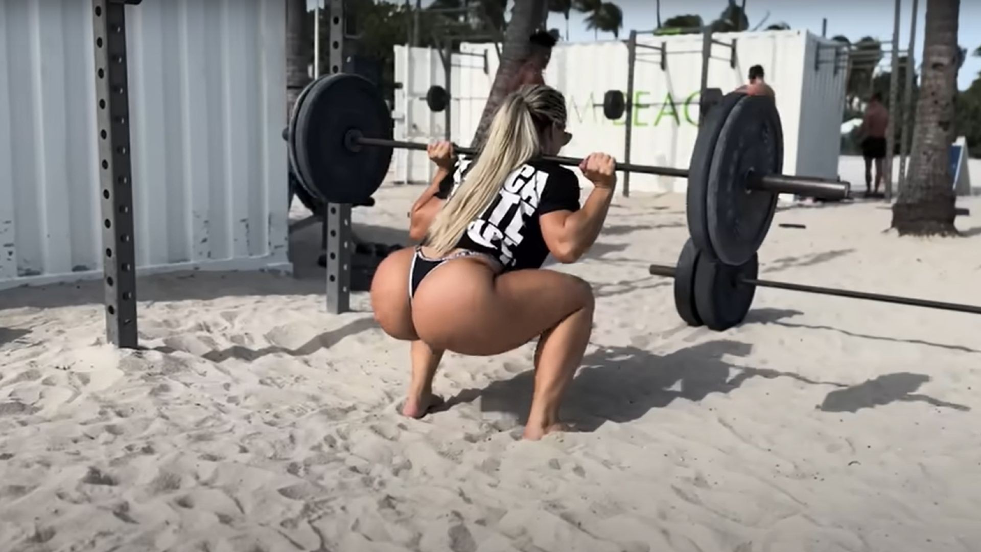 ⁣Galega Rabuda Treinando a Raba NA PRAIA DE MIAMI BEACH